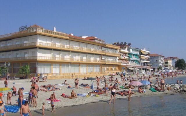 Studio 7 Spacious Studio Apartment in Paralia Featuring a Balcony and