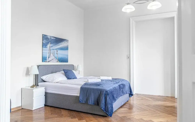 4 Apartments Near AKH Hospital Sleeps 19