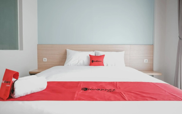 RedDoorz Plus @ Karet Pedurenan 3