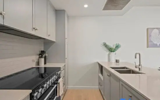Sea Dunes Luxury Apartment - 10 steps to the beach