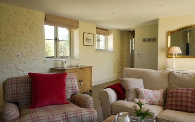 Classic Cotswolds Getaway in Radcot