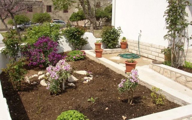 Luca - With Nice Courtyard - SA3