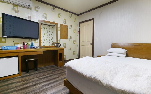 Nonsan Hwangje Motel