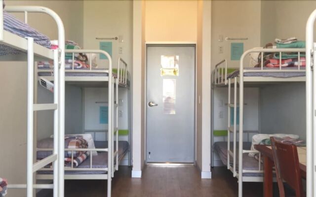 Sanbangsan Hot Spa Guesthouse - Hostel