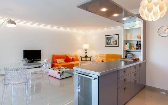 Martinez Hotel Area: Modern 3 Bedrooms W/ Terrace