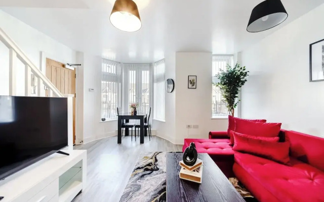 Whitchurch 2 Bedroom Flat near Hospital