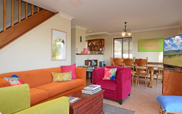 Silver Springs 6br Luxury Homestead with Wifi, Pool. Fireplace, Views, Olives and Space