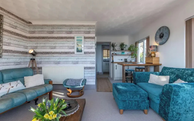 1 Bed Flat - Sleeps 2 - Pets - Balcony - Parking
