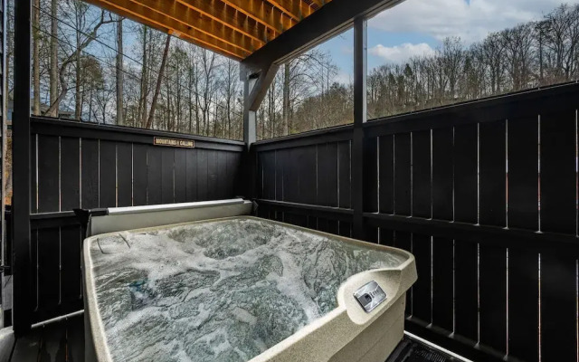 Game Room-hot Tub-10 Mins to Downtown Gatlinburg