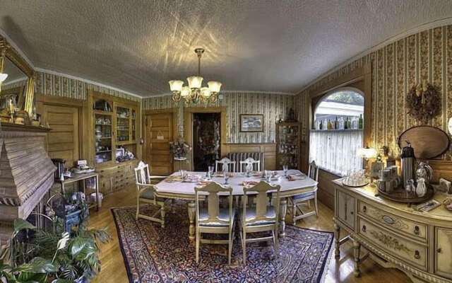 The Jeweled Turret Inn