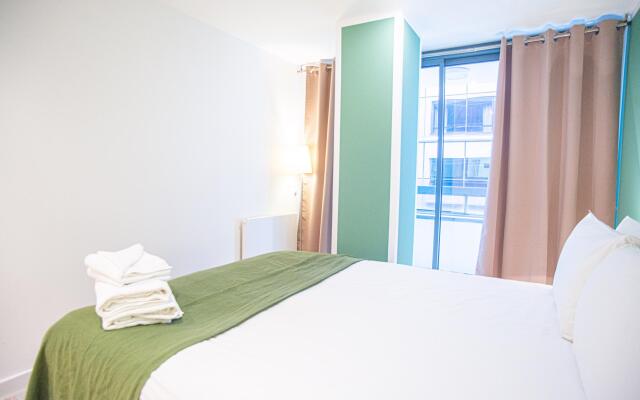 Spacious One Bed Apartment w Balcony in Farringdon