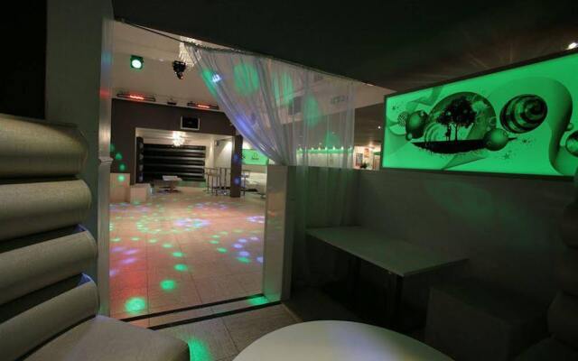 D Luxe Hotel