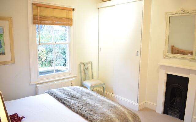 2 Bedroom Flat in Battersea Sleeps 4