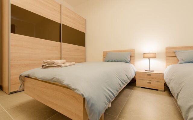 Seafront Luxury Apartment, Pool and Great Location