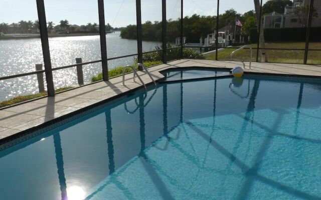 Unique Waterfront Home With Pool, spa and Guesthouse