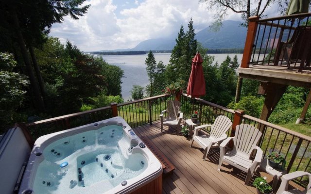 The Fraser River's Edge B&B Lodge