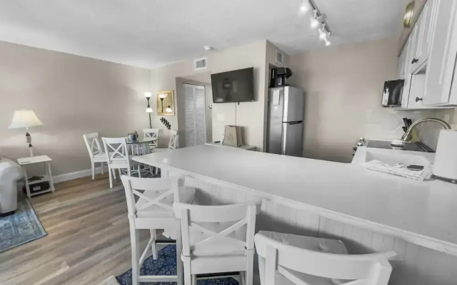 Summersalt 1 Bedroom Condo by RedAwning