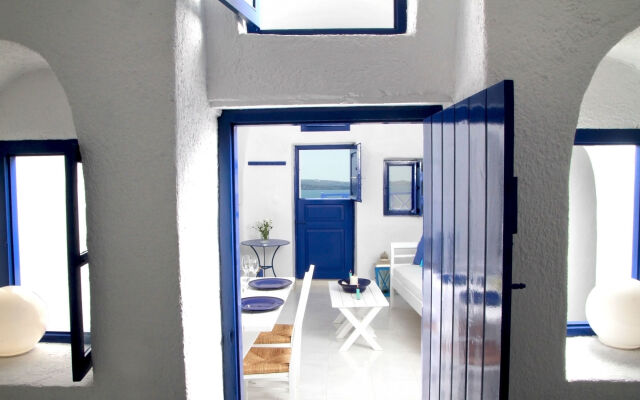 Blu Bianco Cave House