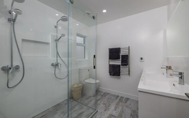 Waterfront Beach House - Paihia Holiday Home