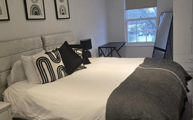 Apartment - Sleeps 6 & Near Station
