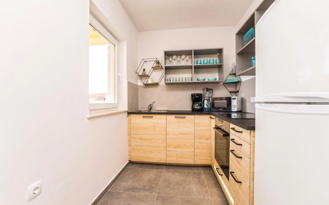 Ocean blue modern apartment for 8