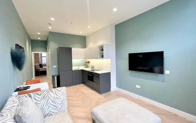 Trendy and Newly Reno'd 1 Bed Nr The Meadows