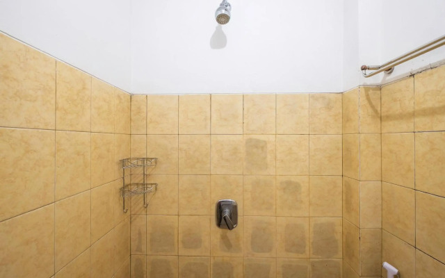 Super OYO 1568 Stasiun Ka Cirebon Guest House