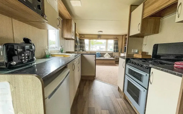 Caravansleeps8-hottub-fireplace-garden-patio