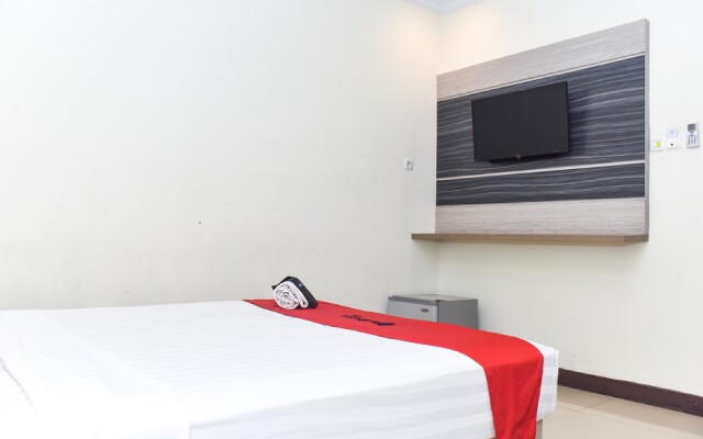 Reddoorz Plus near Makassar Town Square