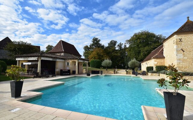 Lavish Villa on An Exclusive Estate in Liorac-Sur-Louyre with Pool