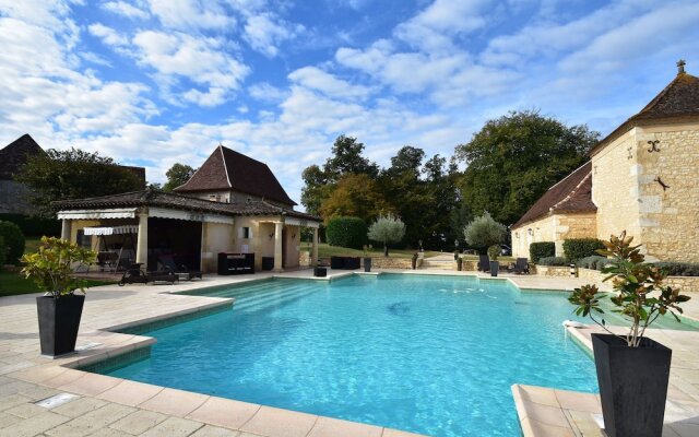 Lavish Villa on an Exclusive Estate in Liorac-sur-louyre With Pool