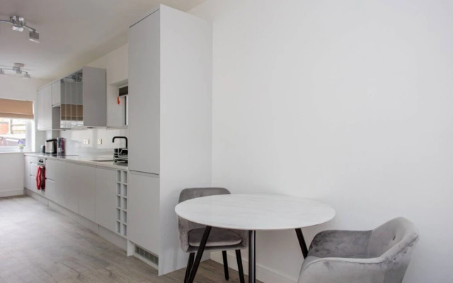 Bright 1 Bedroom Apartment in West London