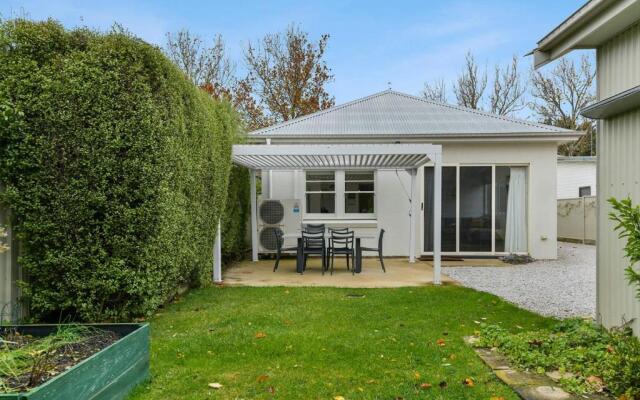 Leafy Lamrock Cosy 3 bedroom home Near CBD