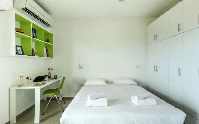 Studio apt w balcony and Kitchen