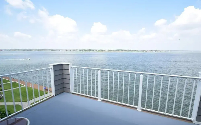Harbour Island 401m 3 Bedroom Condo by RedAwning
