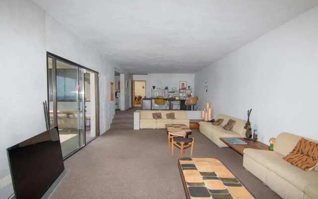 Exclusive Design Villa : 1080 m2, oceanfront, 2 swimming pools.