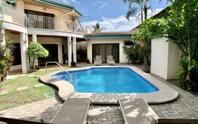 Villa Arenas: Private Pool & Easy Beach Access in Jaco by RedAwning