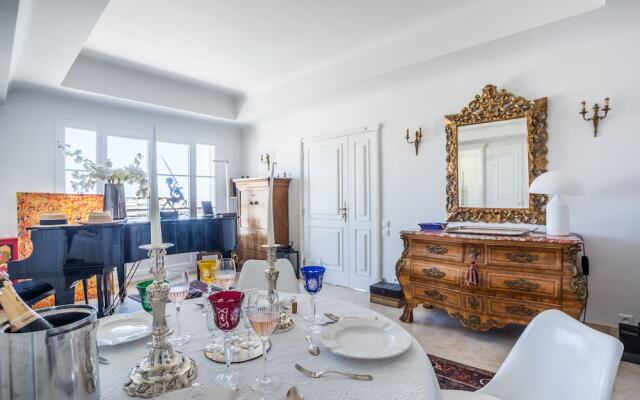 Art Deco Apartment terrace by Weekome