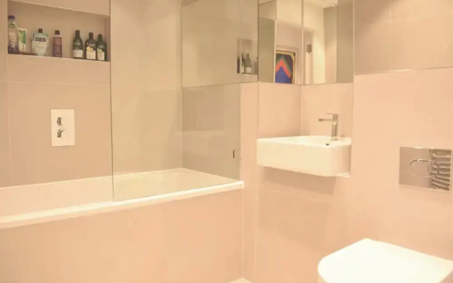 Modern 3 Bedroom Top Floor Apartment