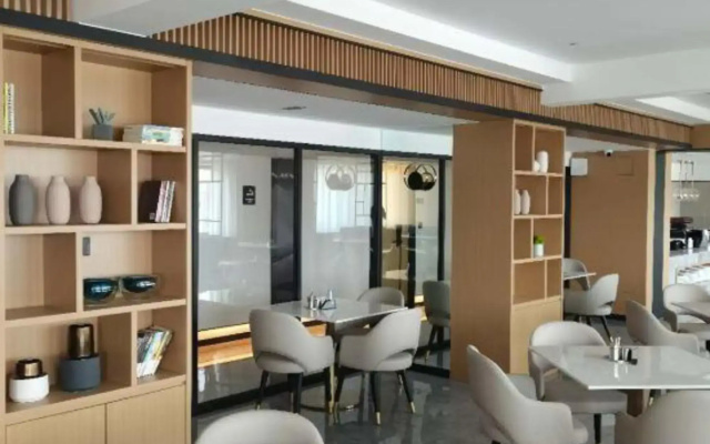 Modern Four Seasons Hotel (Xinhuijia Branch)