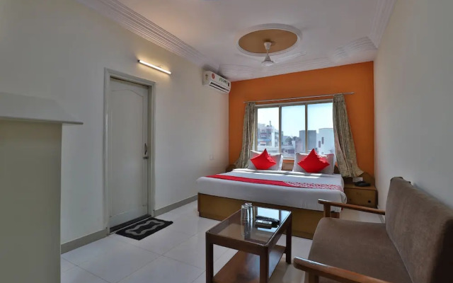 OYO 27897 Hotel The Grand Bansi
