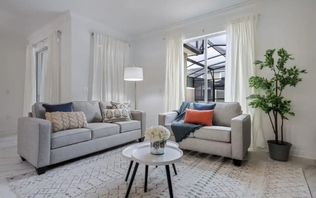 Stunning Themed Home Private Pool Ideal Location