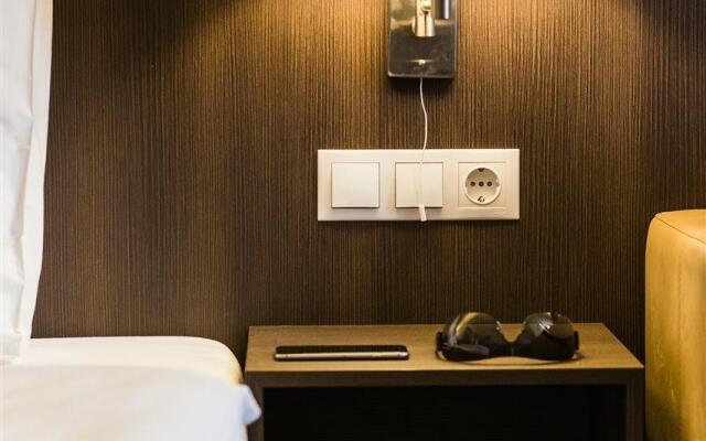 12 Revay Hotel