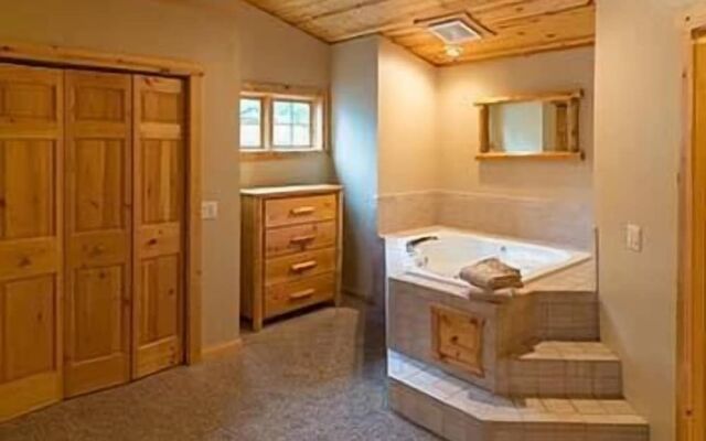 Log Gables - Lake Front