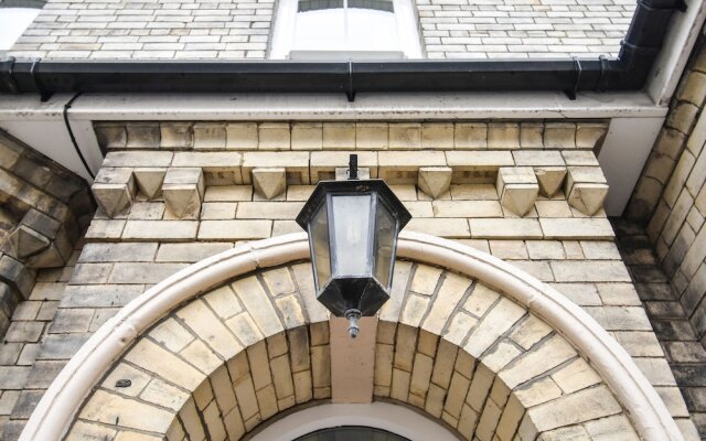 Saxon Rose Apartment
