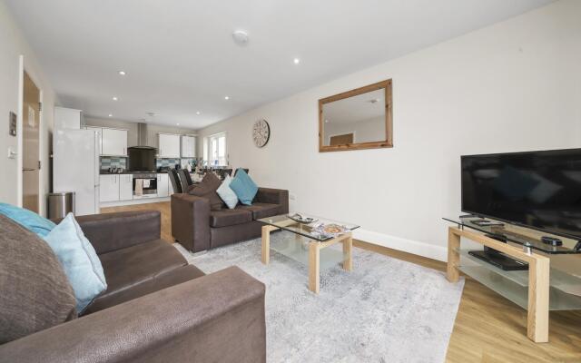 London Heathrow Living Serviced Apartments- Apt 10