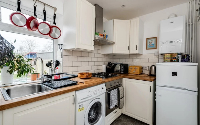 Tasteful 3-BR House -Private Parking Florence Park