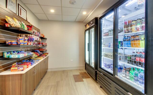 Holiday Inn Express & Suites Aurora - Naperville by IHG