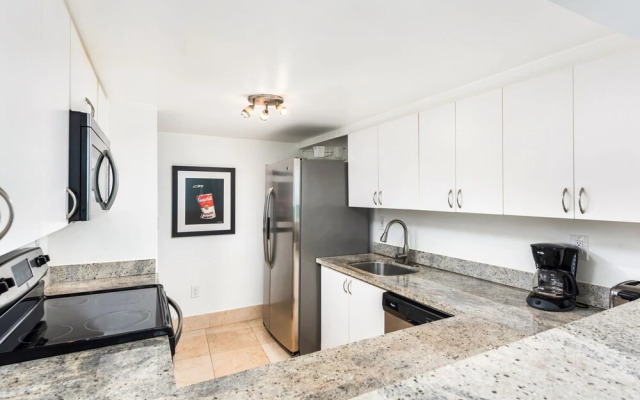 Private Residence at Castle Beach by LRMB