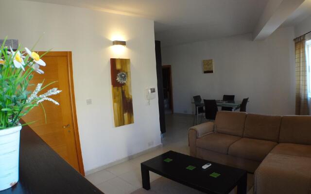 Eri Apartment E004